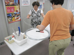 伸ばしながら輪になるようにします
