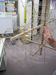なるべく針金をいれることで、紙を貼ったときにより丸みが出てきます
